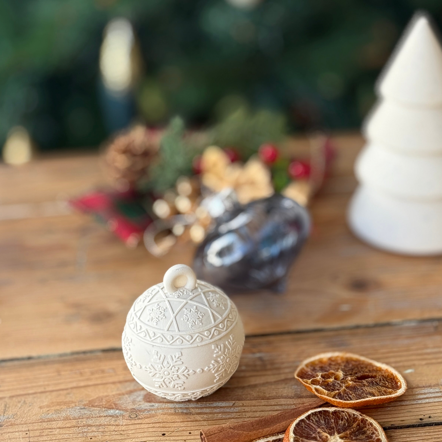 Bougie “ma boule de Noël” en terrazzo coquiller – réutilisable