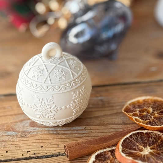 Bougie “ma boule de Noël” en terrazzo coquiller – réutilisable