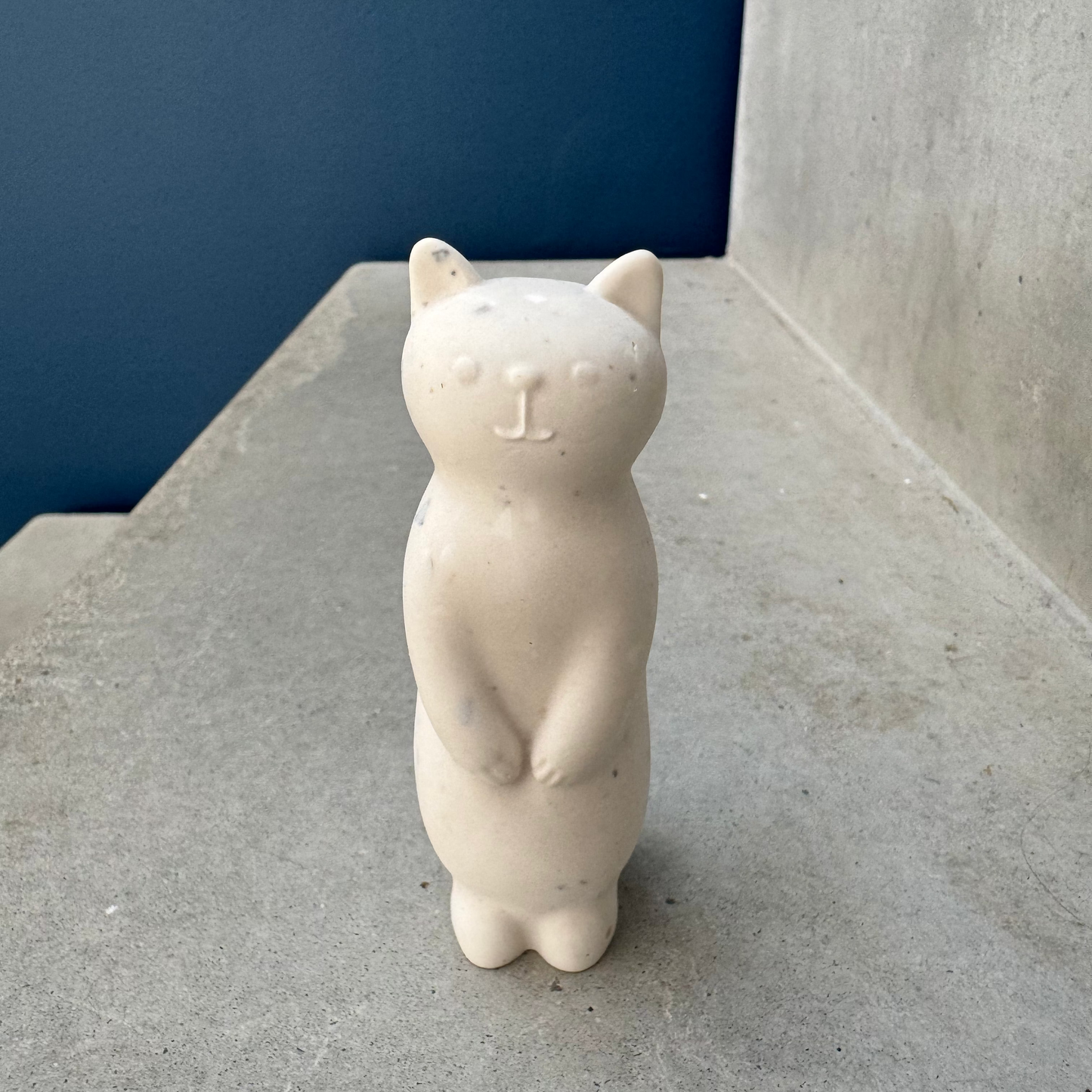 chat debout fait main