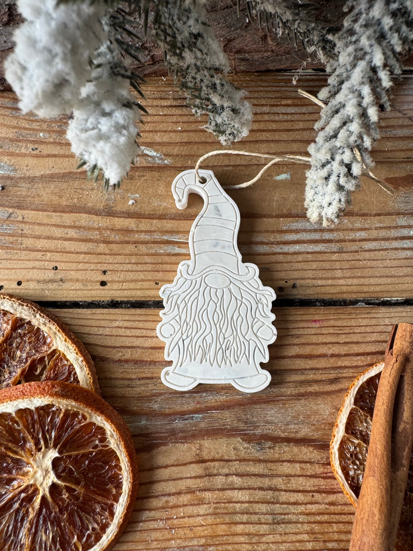 Suspensions Gnomes de Noël – déco sapin en terrazzo coquiller