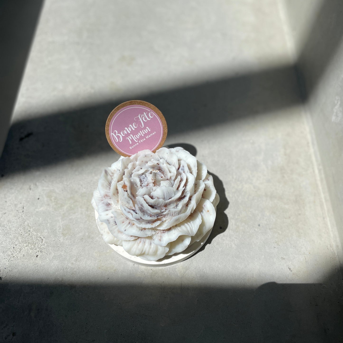 Bougie Pivoine – Parfum pivoine & socle minéral coquiller