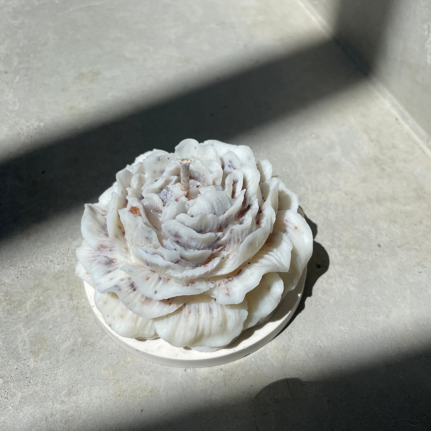 🌸 Bougie Pivoine – Parfum pivoine & socle minéral coquiller