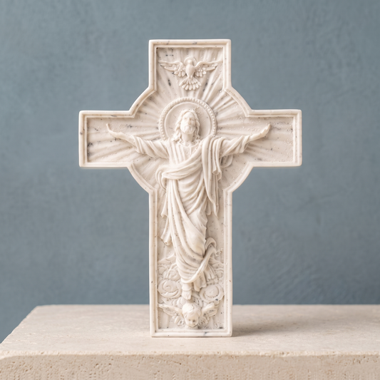 Croix du Christ ressuscité artisanale sur une tablette en pierre