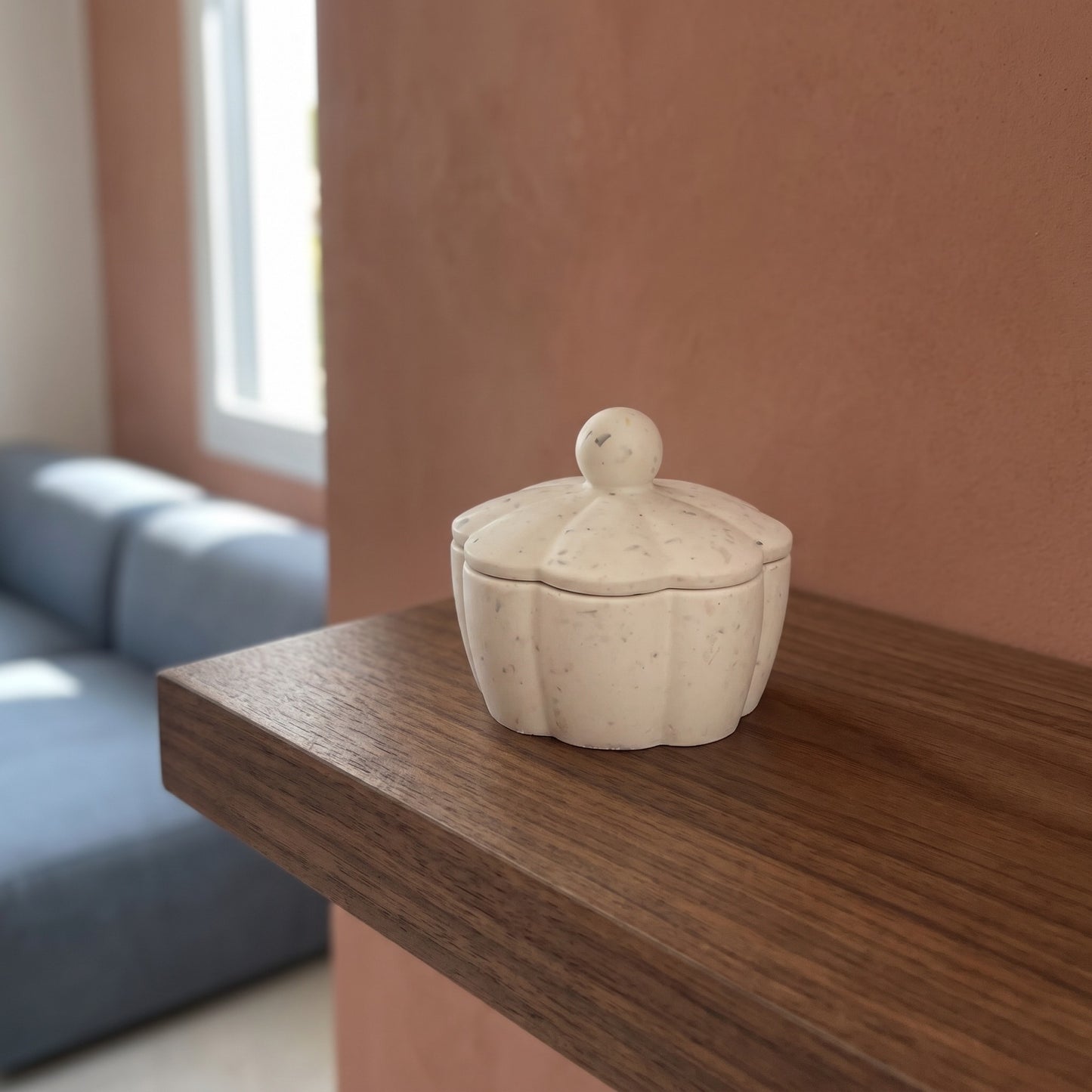 Boîte à bijoux Bambino artisanale sur une étagère de salon contemporaine