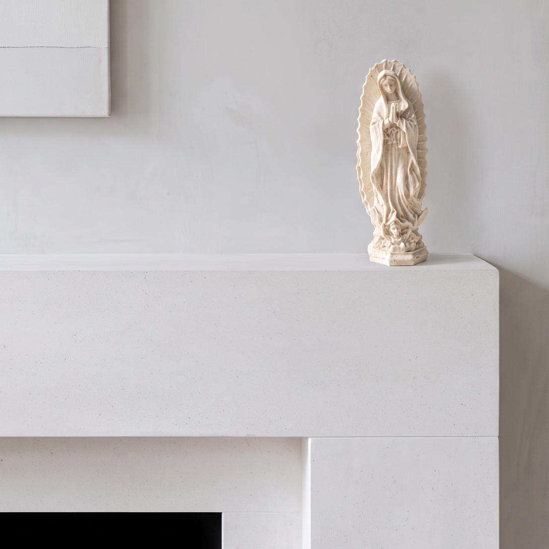 Petite statuette de la Sainte Vierge sur une cheminée contemporaine