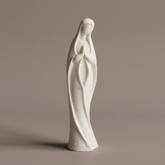 Statuette artisanale de la Vierge Marie en prière, vue de face