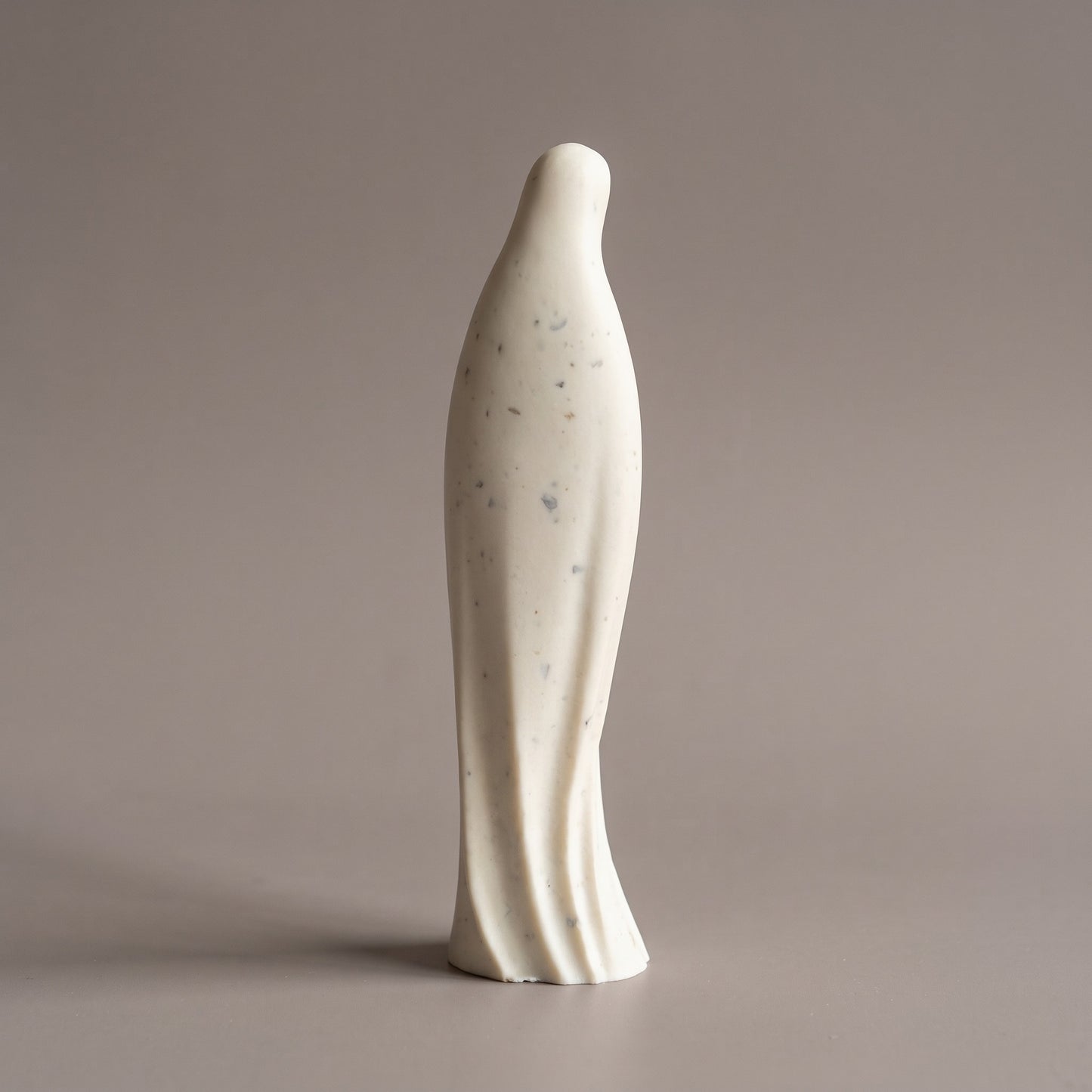 Statuette de la Vierge Marie, vue de dos et plis du voile