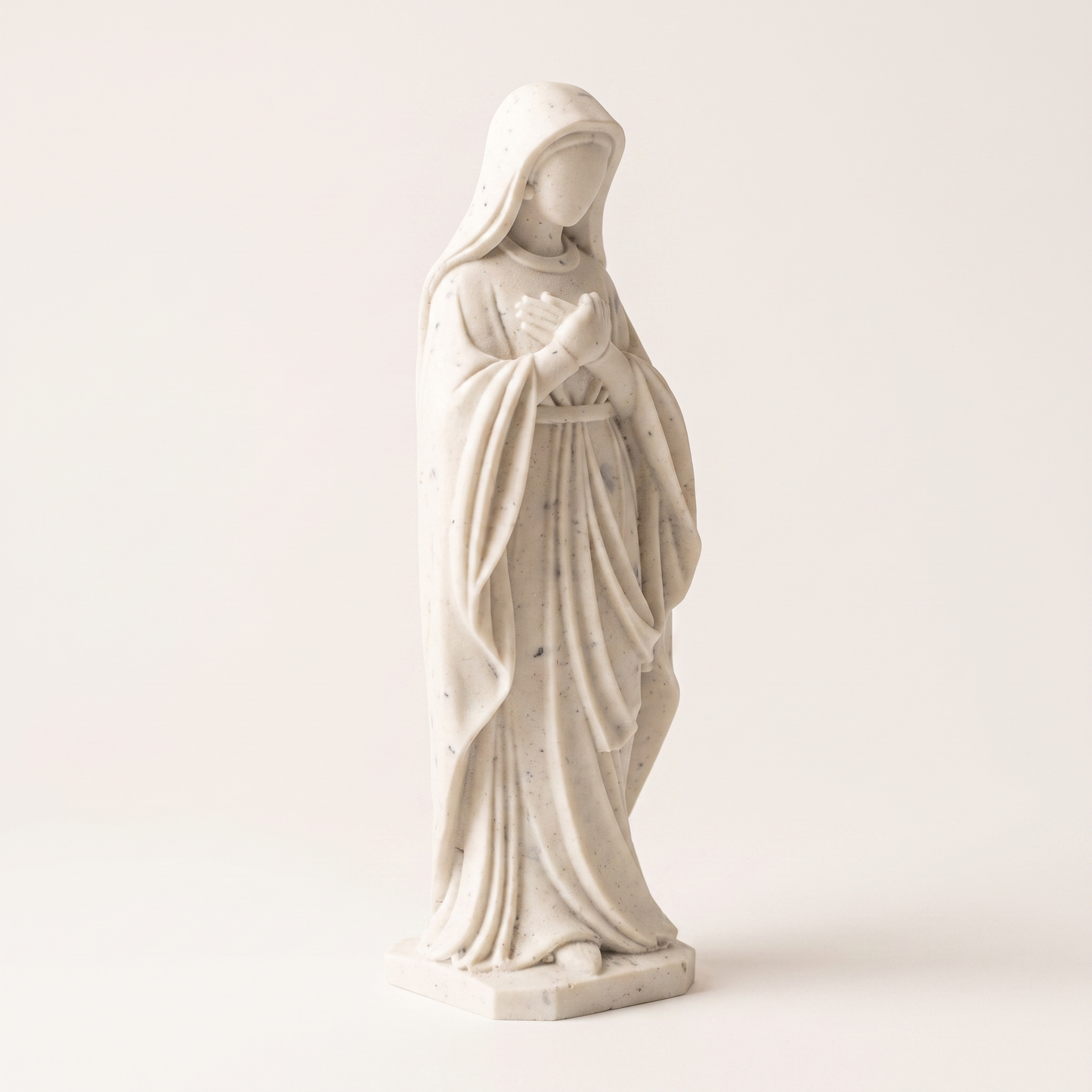 Statuette Femme aux mains sur le cœur en résine minérale mouchetée