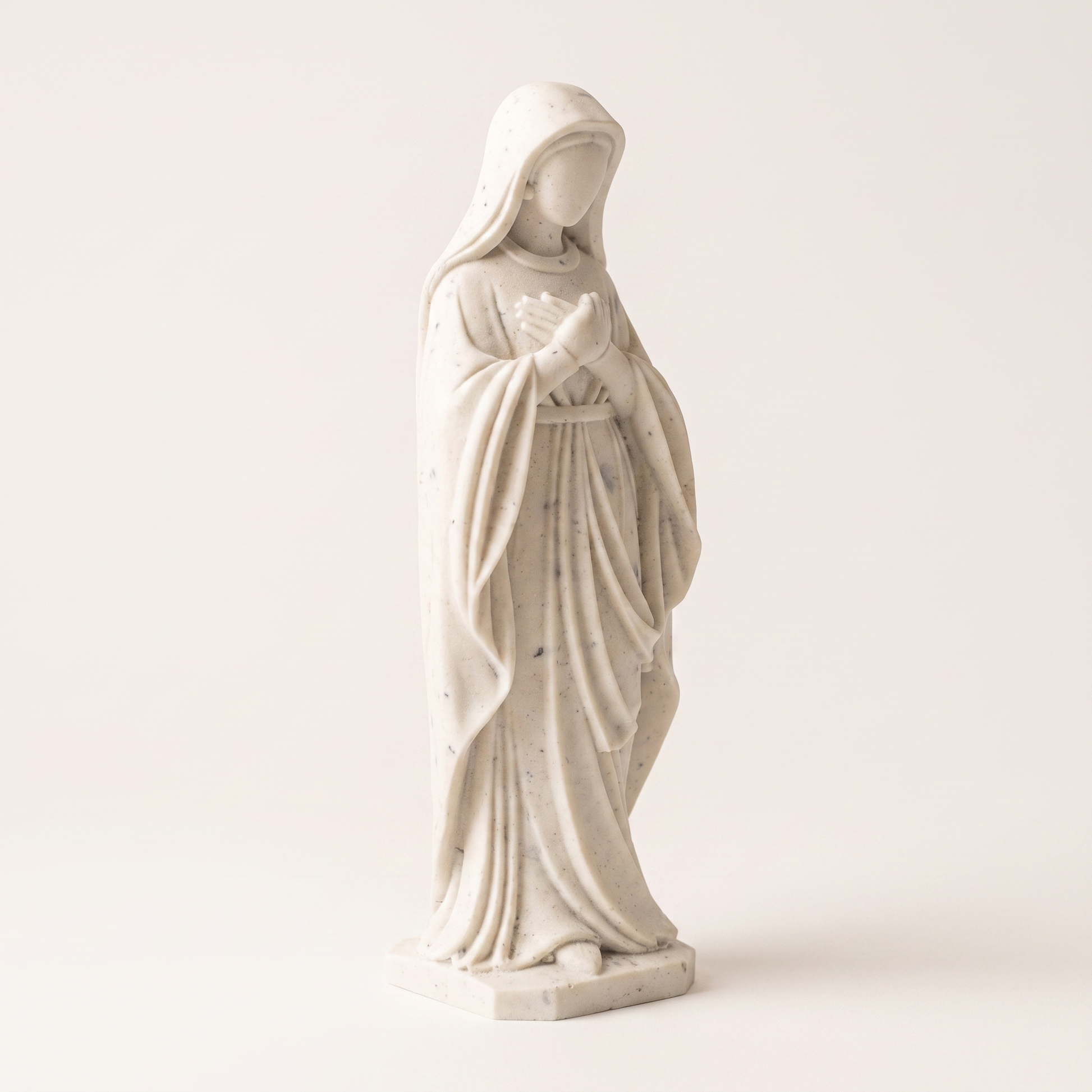 Statuette Femme aux mains sur le cœur en résine minérale mouchetée