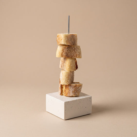 Pic à pain artisanal La Bougière sur fond studio clair