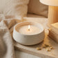 Contenant lisse minéral avec bougie poudre dans une ambiance cosy