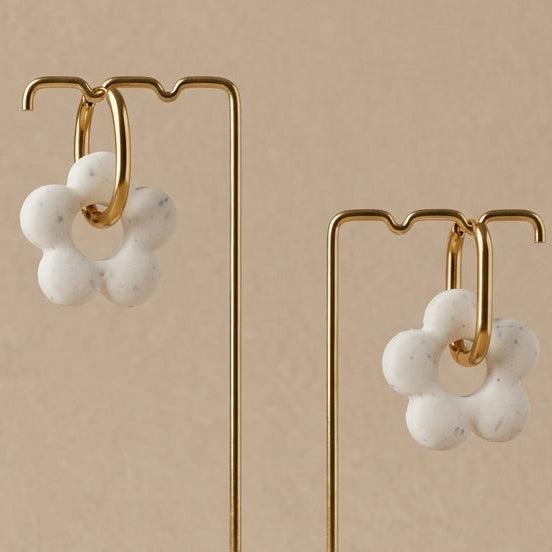 boucles d’oreilles fleur coquillée artisanales