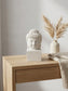 Bougie Bouddha décorative mise en scène dans un intérieur zen