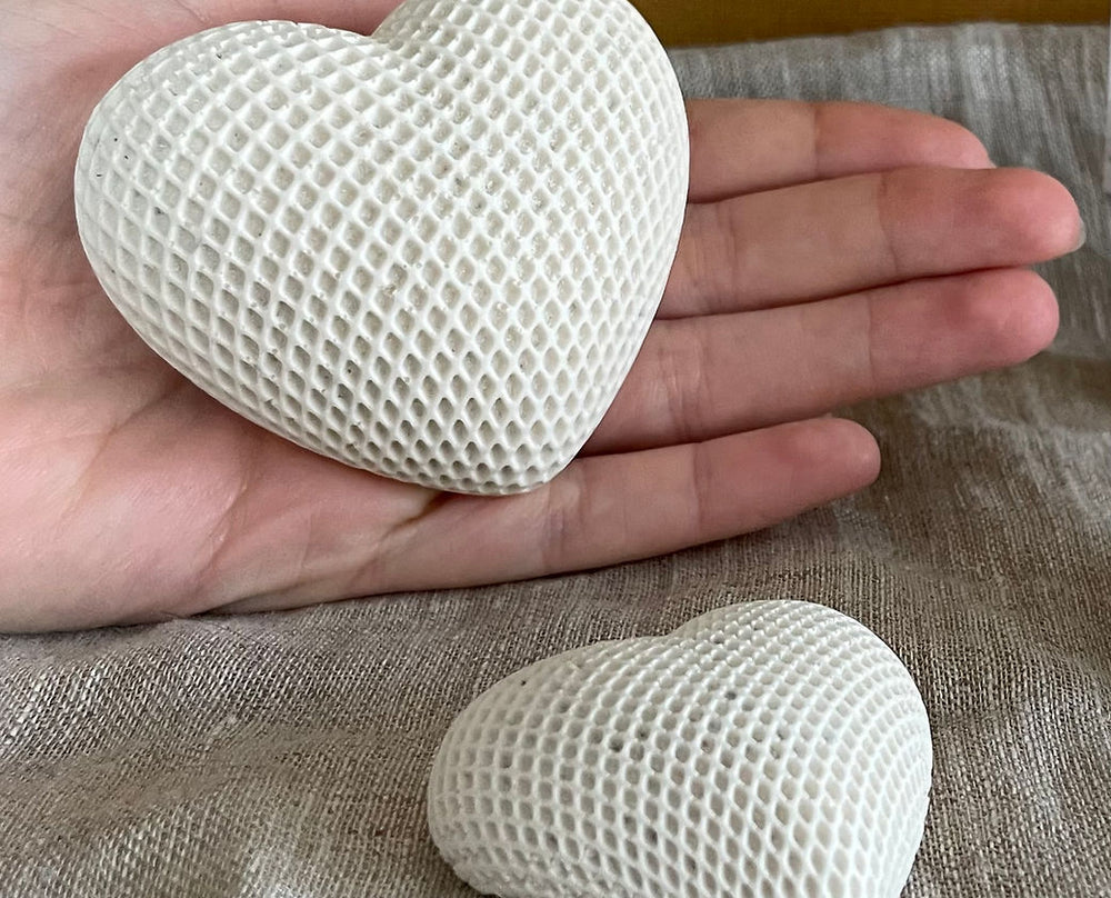 Exemples de créations artisanales La Bougière, photographiées en main