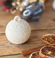 Bougie “ma boule de Noël” en terrazzo coquiller – réutilisable