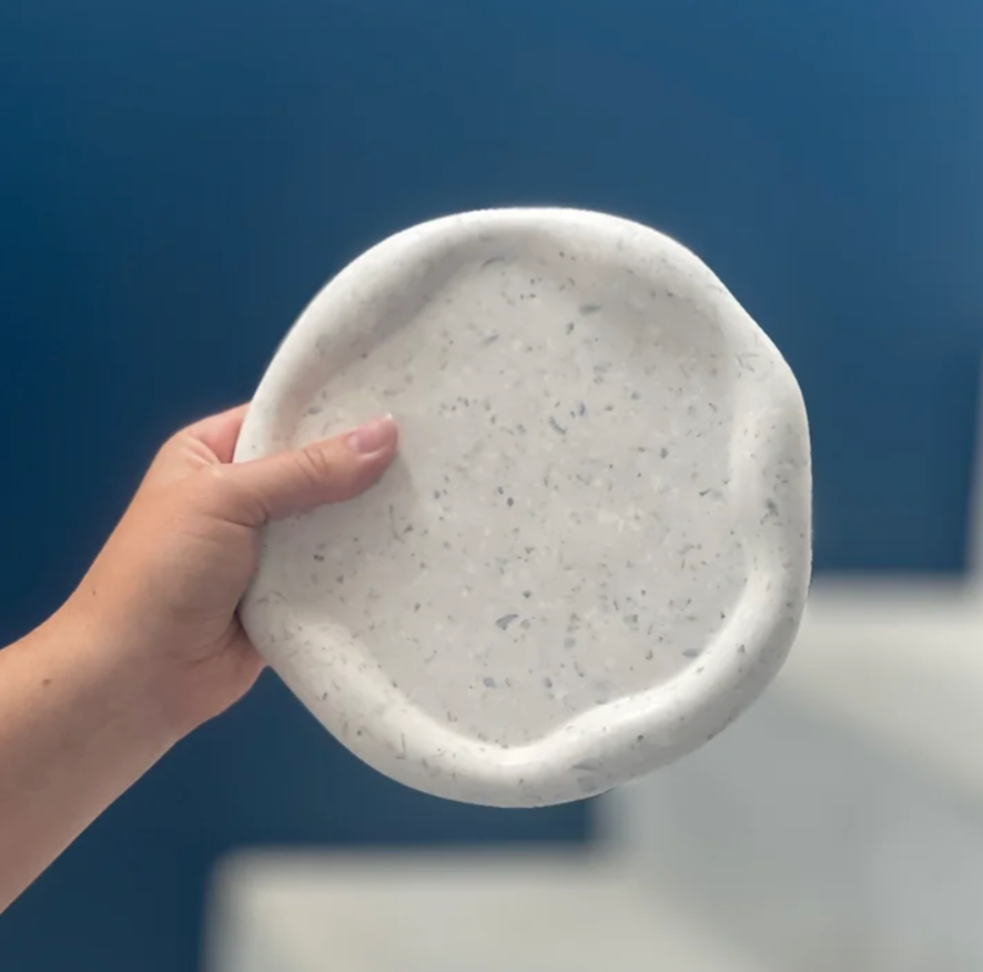 Détail du terrazzo coquiller La Bougière : fragments de coquillages dans une base minérale