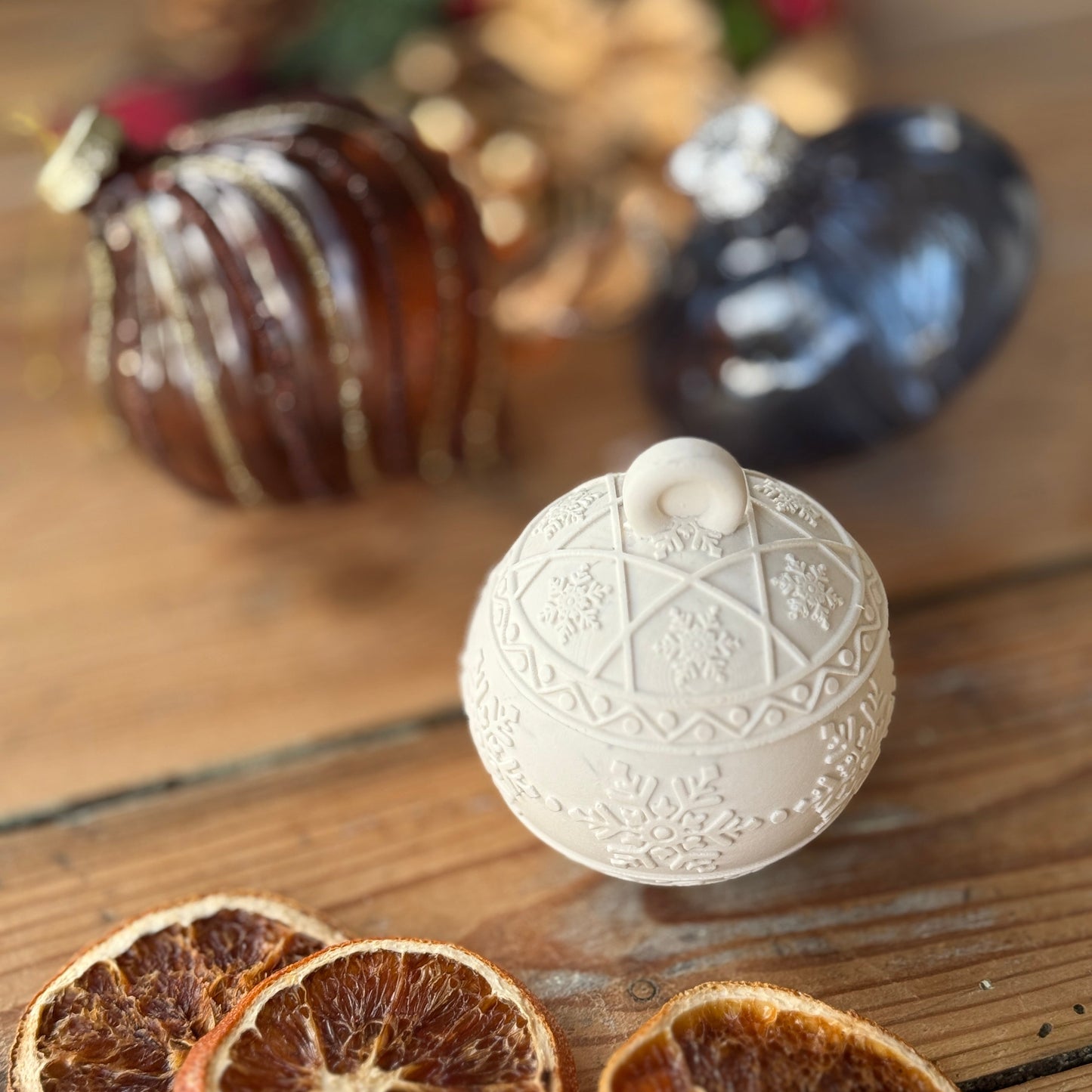 Bougie “ma boule de Noël” en terrazzo coquiller – réutilisable