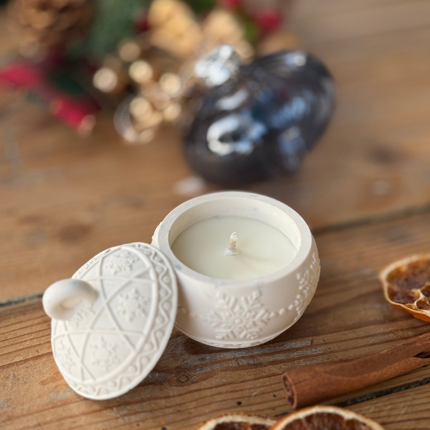 Bougie “ma boule de Noël” en terrazzo coquiller – réutilisable