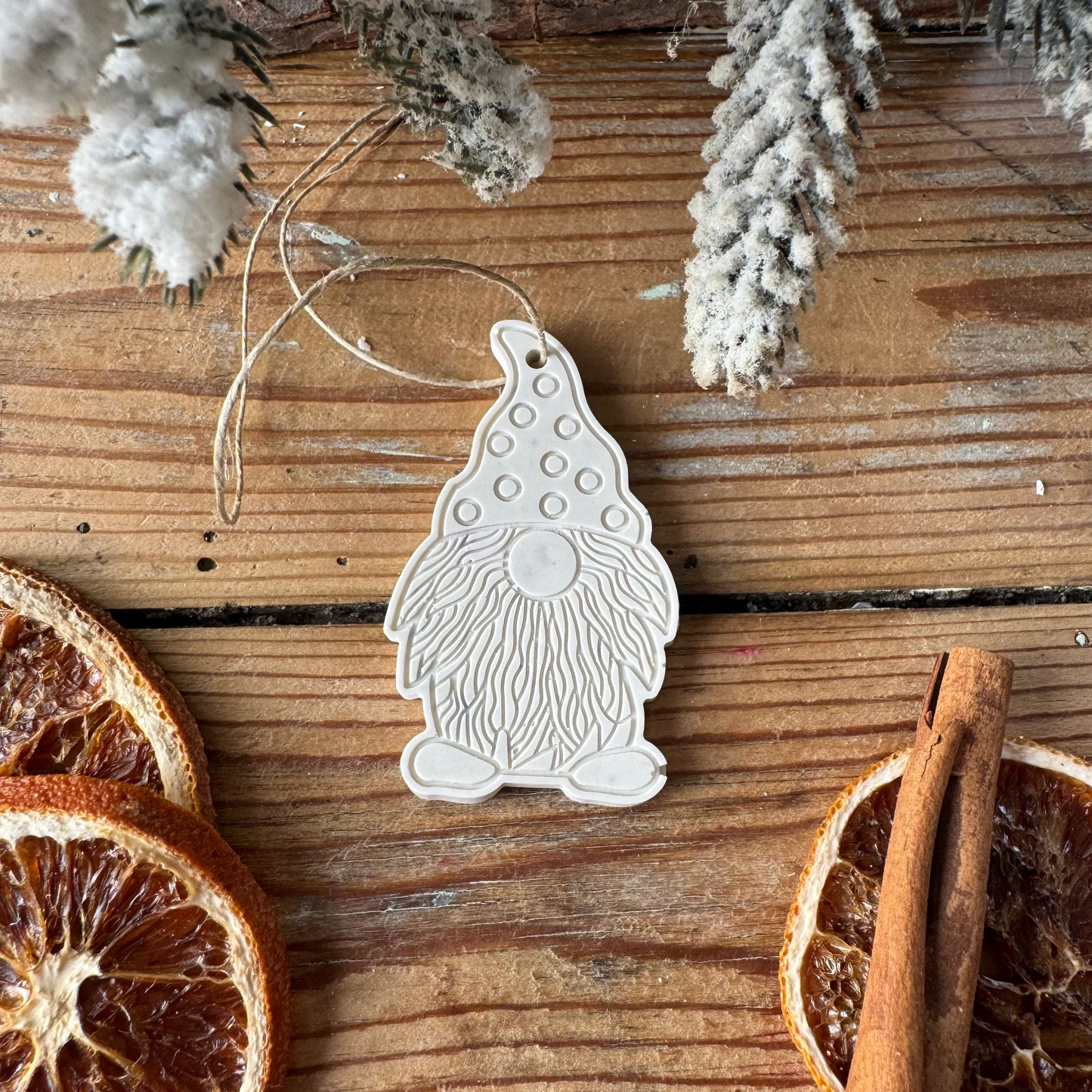 Suspensions Gnomes de Noël – déco sapin en terrazzo coquiller