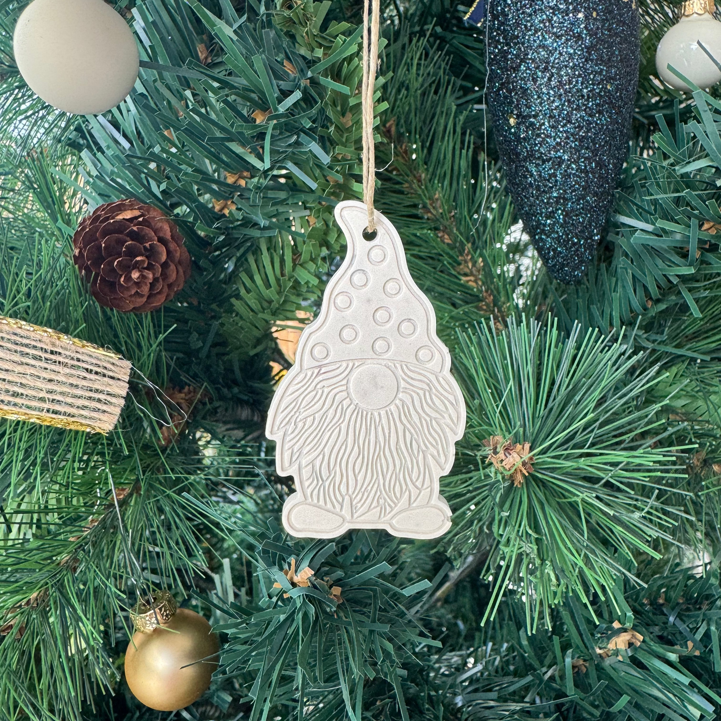 Suspensions Gnomes de Noël – déco sapin en terrazzo coquiller