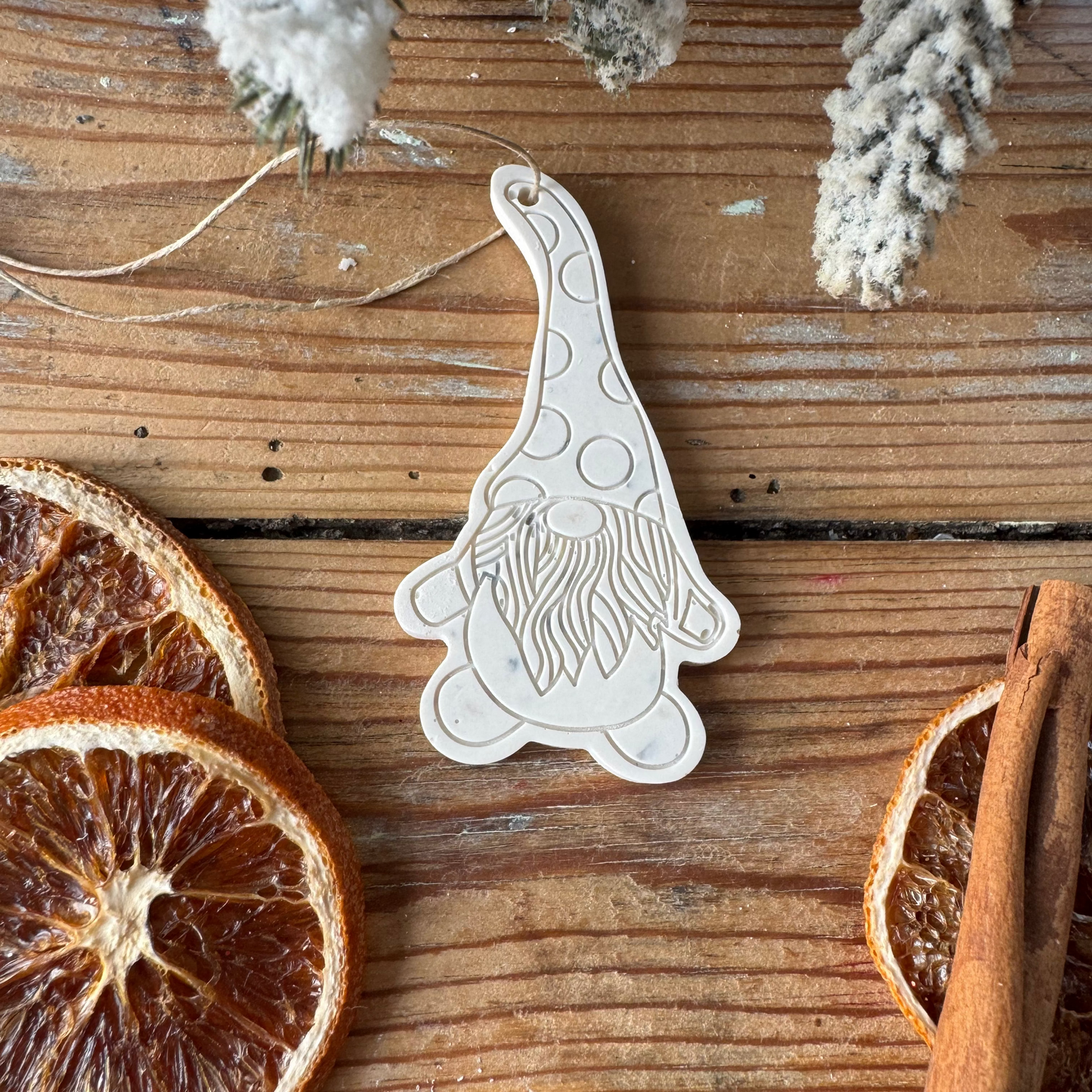 Suspensions Gnomes de Noël – déco sapin en terrazzo coquiller