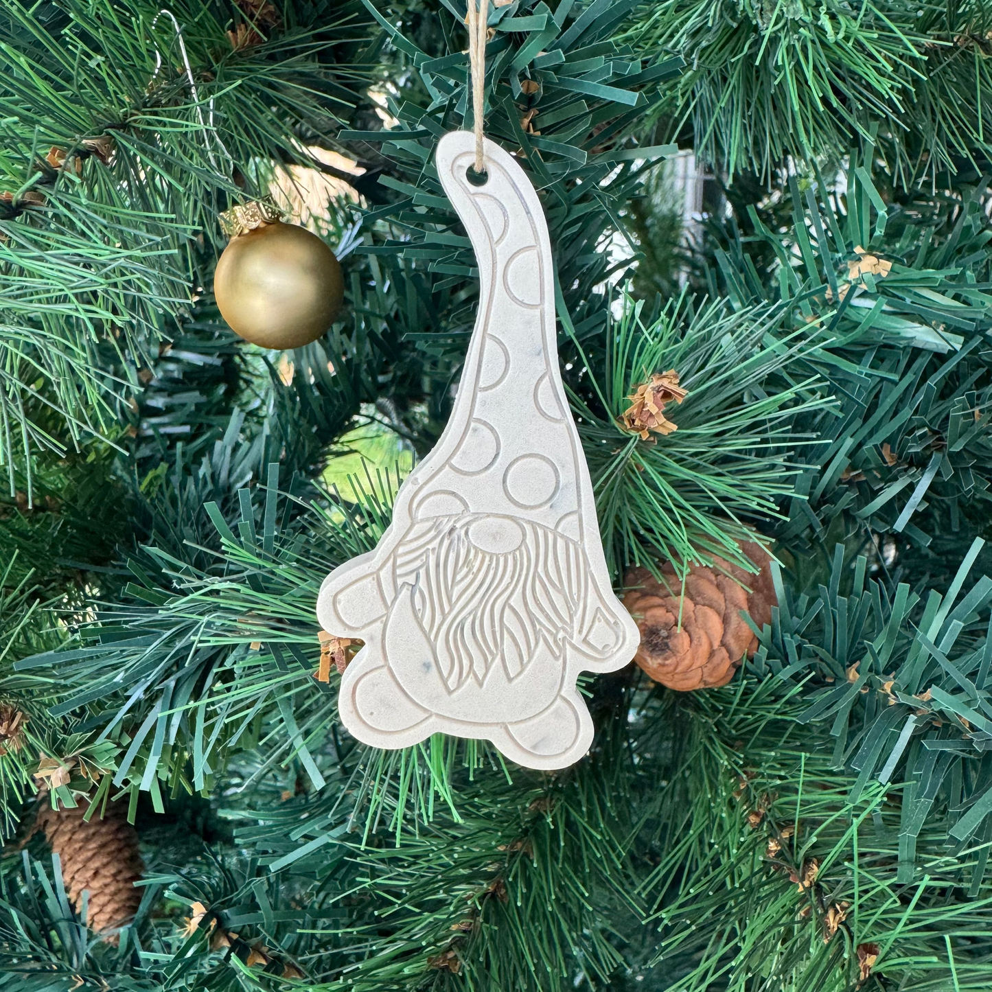 Suspensions Gnomes de Noël – déco sapin en terrazzo coquiller