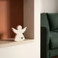 Ange S dans une petite niche terracotta près d’un salon contemporain