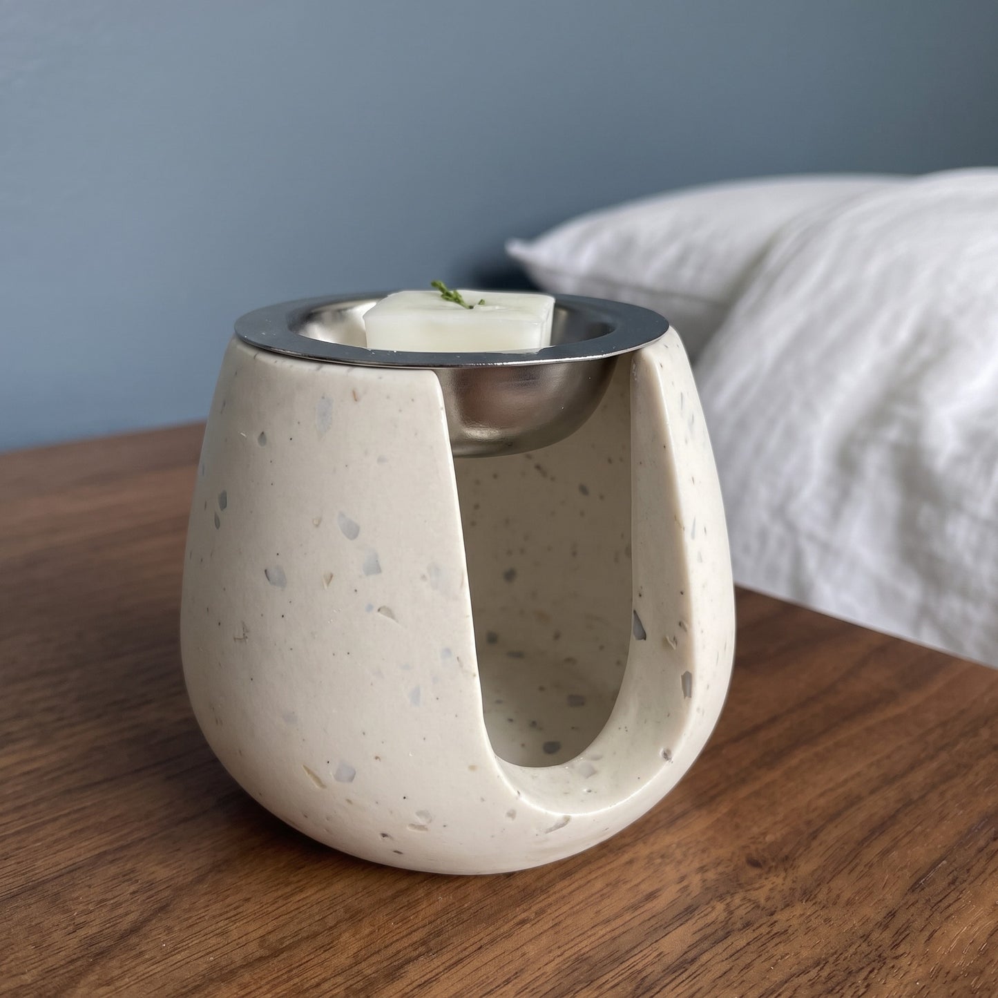 Brûle-parfum artisanal dans une chambre