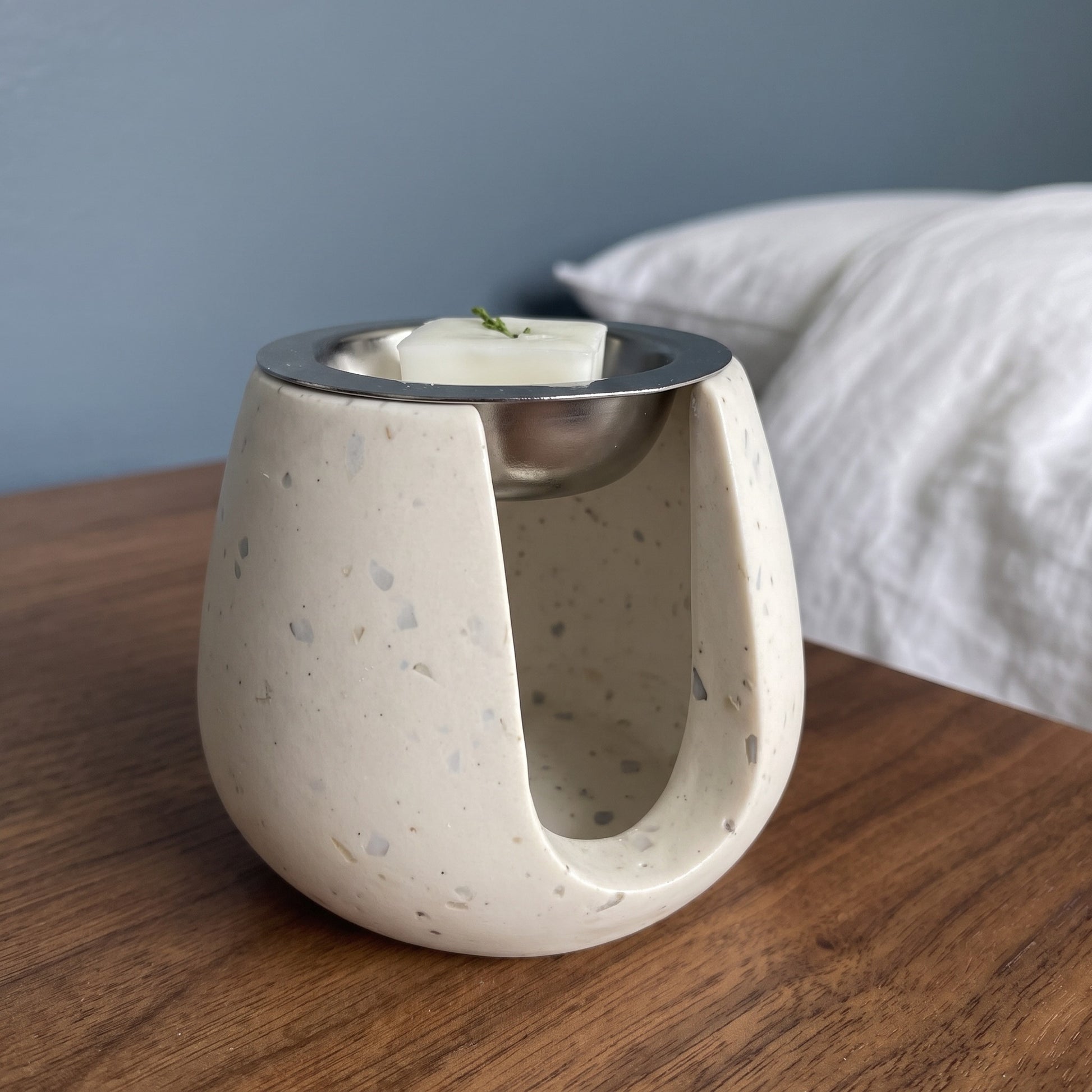 Brûle-parfum artisanal dans une chambre