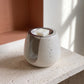 Brûle-parfum artisanal sur une console d’entrée
