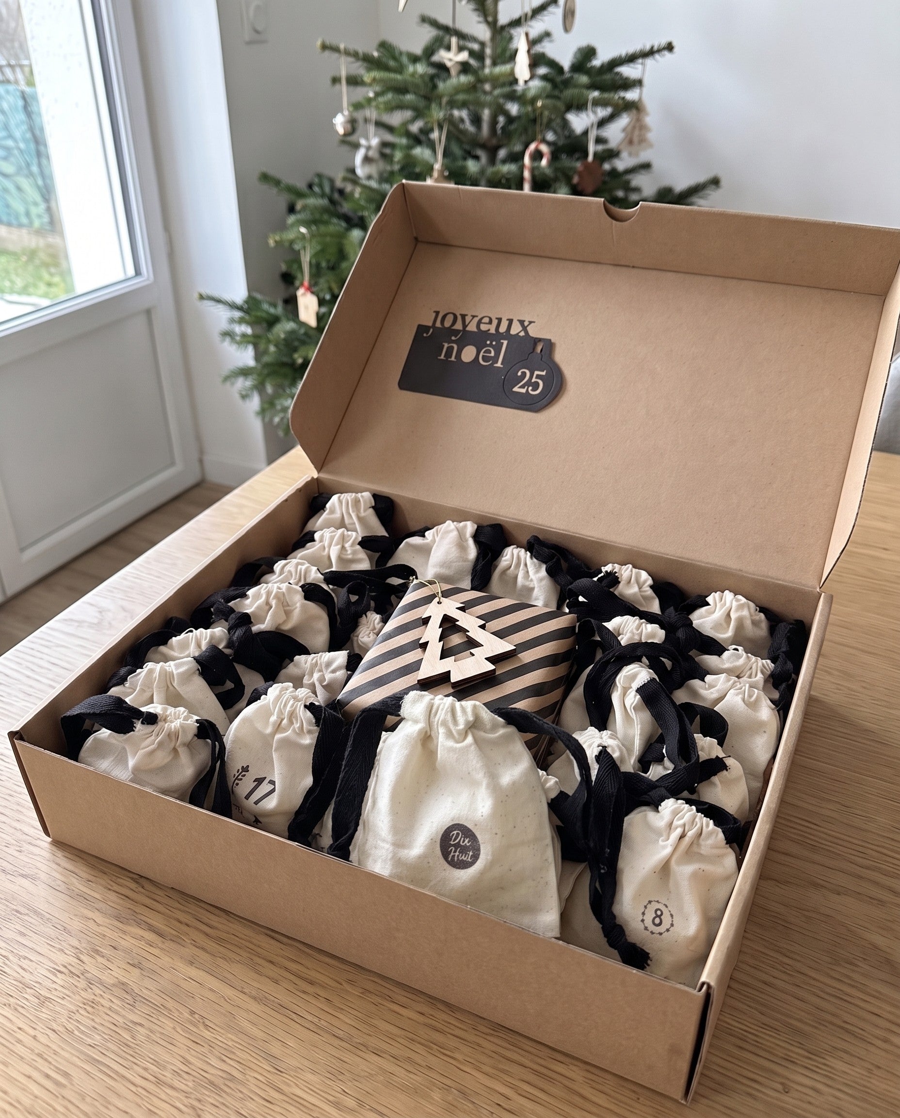Calendrier de l’Avent Parfumé La Bougière, coffret ouvert dans une ambiance de Noël naturelle