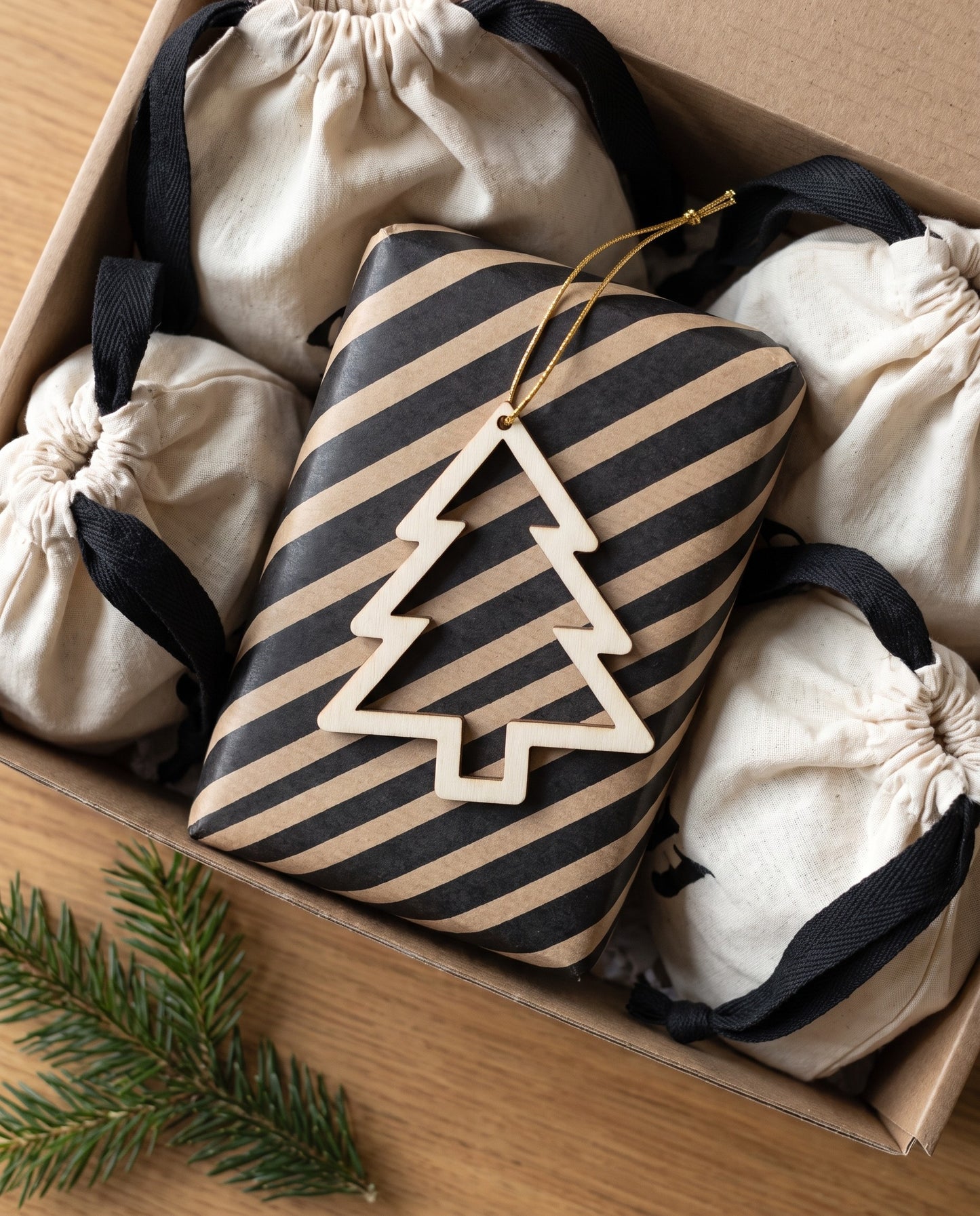 Détail du paquet rayé et de son sapin en bois dans le coffret