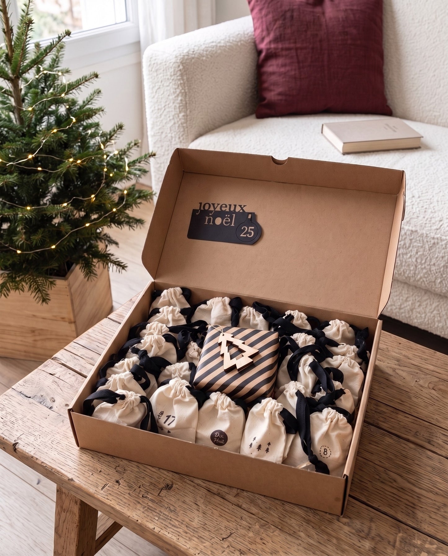 Coffret du Calendrier de l’Avent Parfumé dans un salon décoré pour Noël