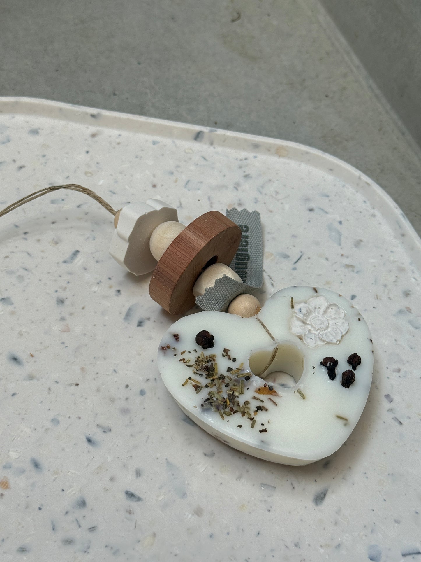 Collier anti-mites parfumé