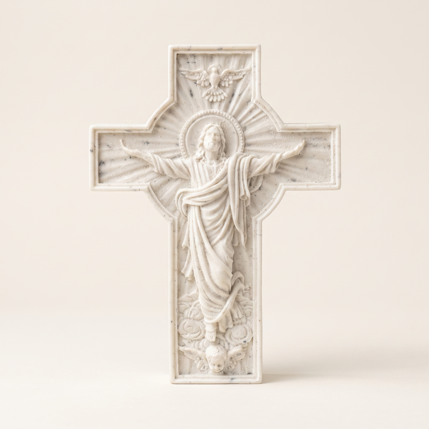 Croix artisanale du Christ ressuscité en résine minérale ivoire – 10 cm