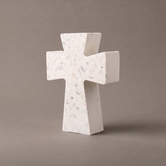 Croix évasée en coquillages recyclés — vue de trois quarts sur fond taupe