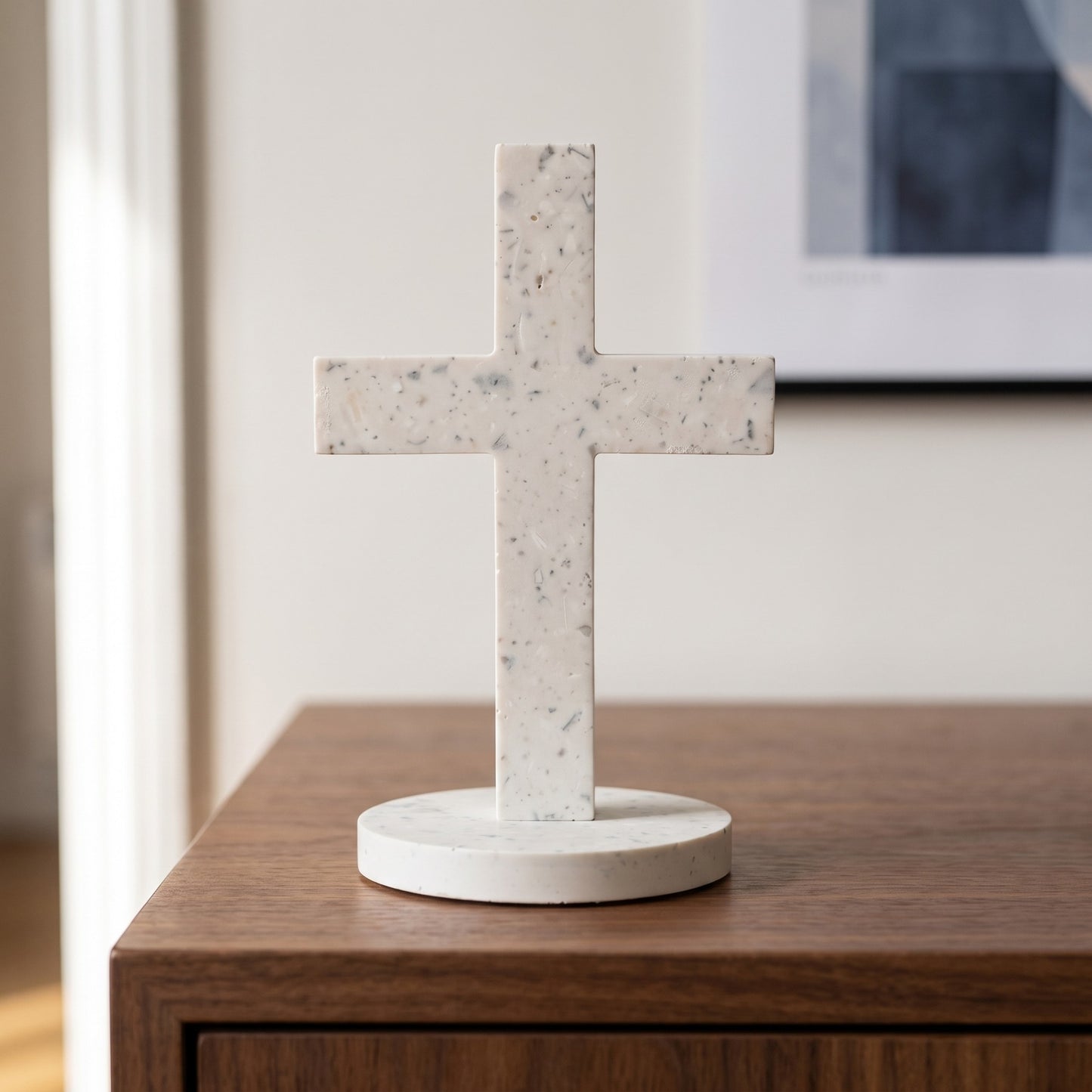 Croix sur socle sur une console en bois dans une entrée contemporaine