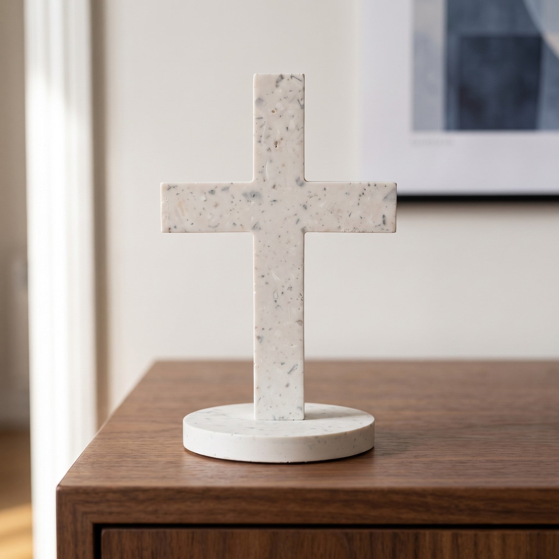 Croix sur socle sur une console en bois dans une entrée contemporaine