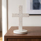 Croix sur socle sur une console en bois dans une entrée contemporaine