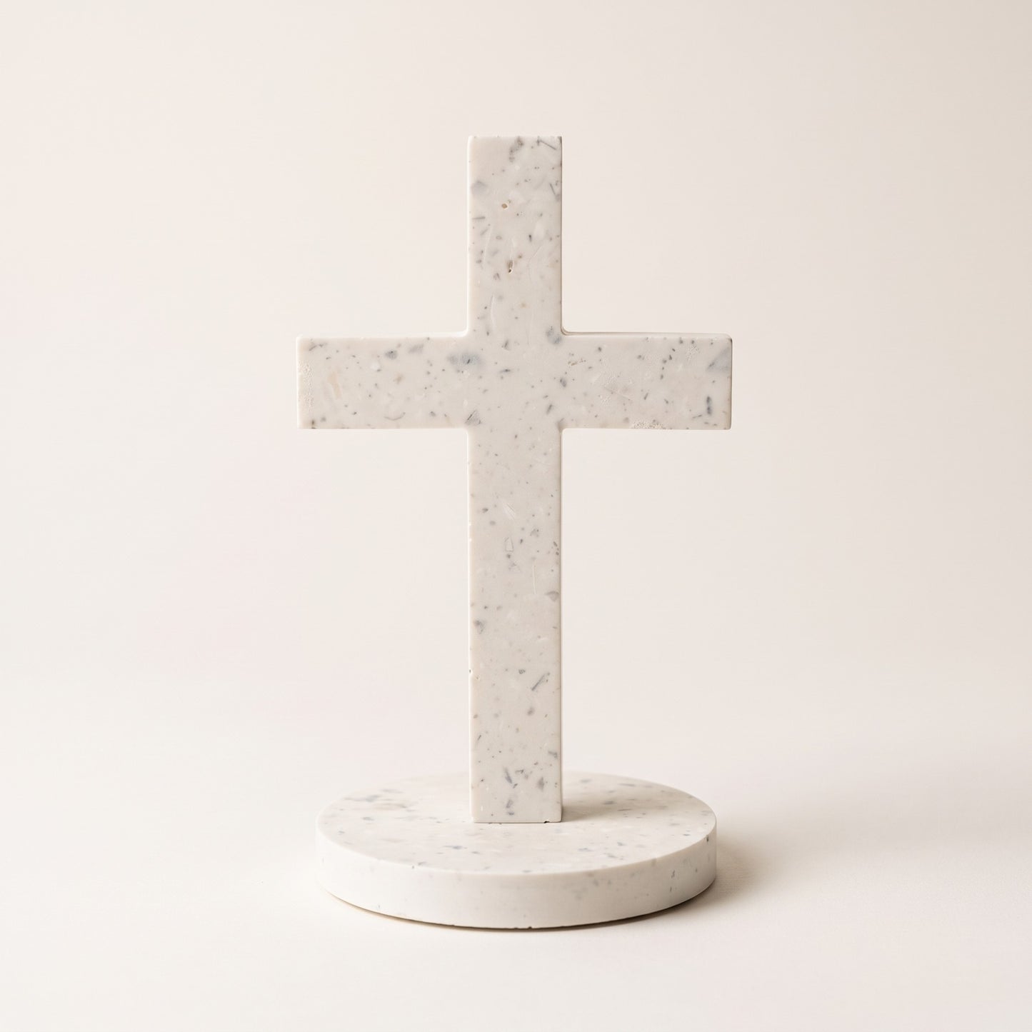 Croix décorative en coquillages recyclés avec son socle rond — vue de face
