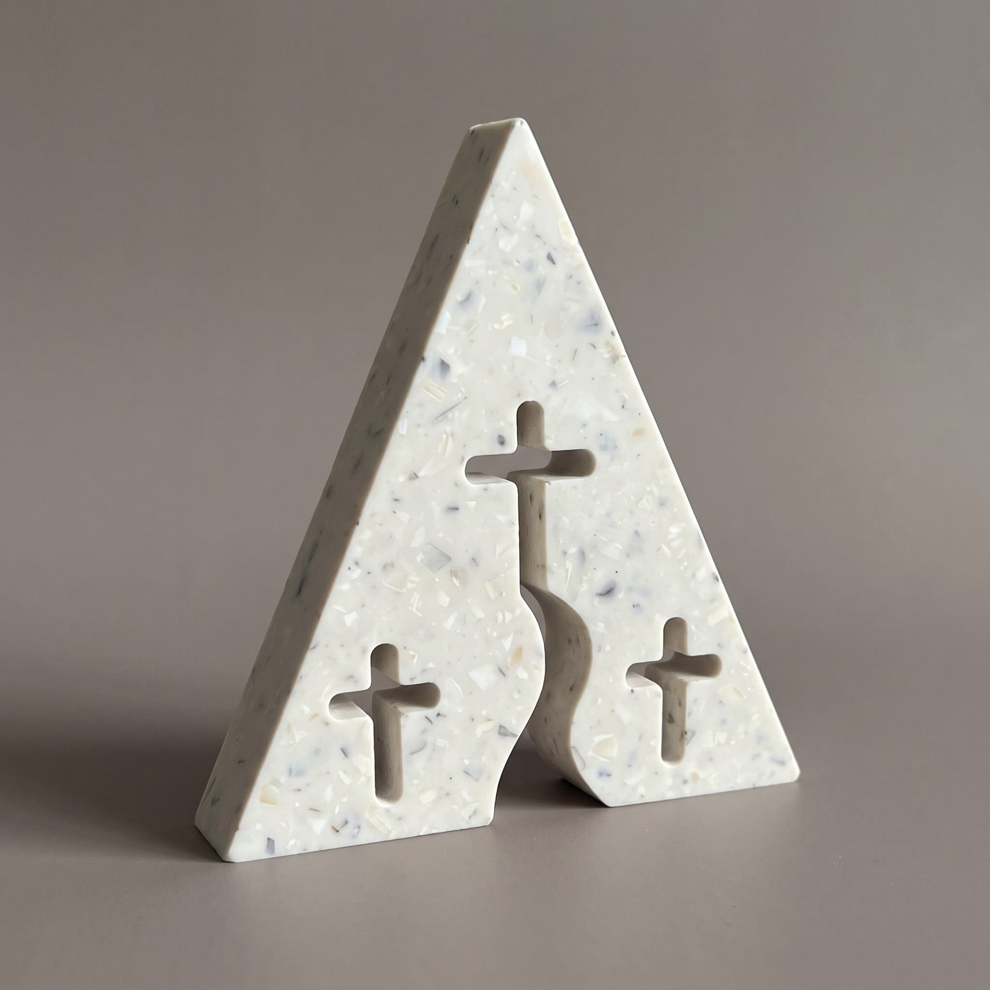 Décoration chrétienne artisanale triangulaire aux trois croix ajourées