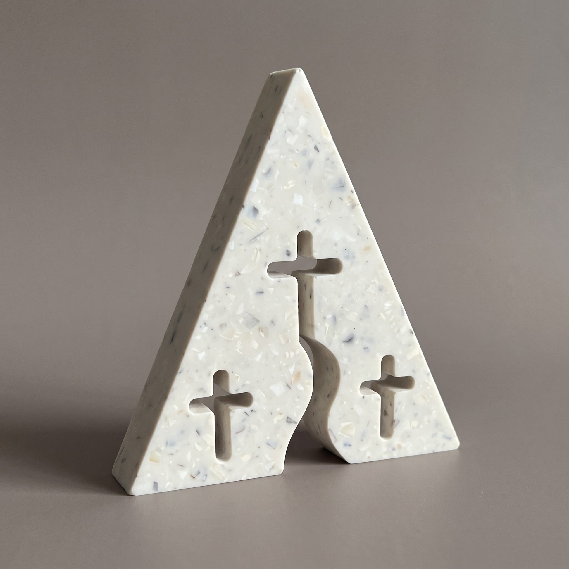Décoration chrétienne artisanale triangulaire aux trois croix ajourées
