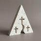 Décoration chrétienne artisanale triangulaire aux trois croix ajourées