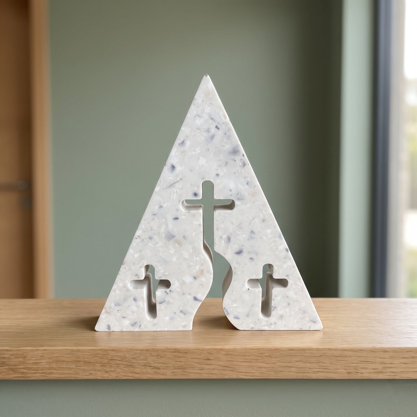 Décoration aux trois croix sur une tablette en bois dans une entrée contemporaine