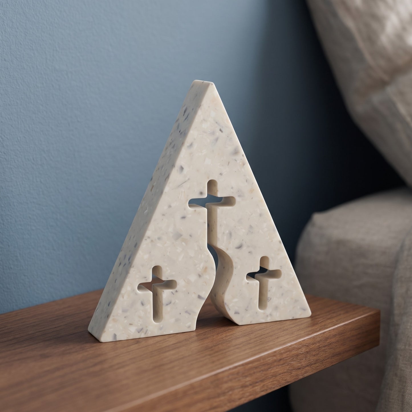 Décoration chrétienne triangulaire sur une étagère dans une chambre moderne
