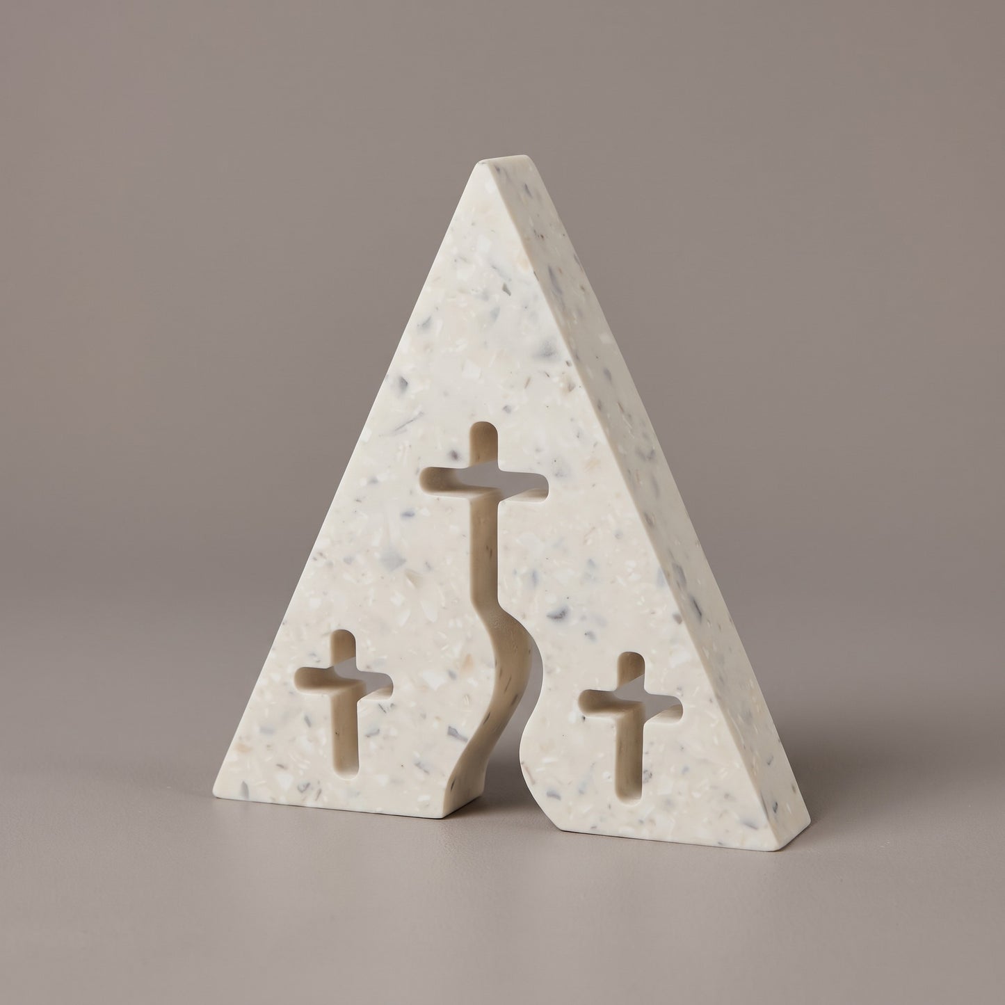 Vue de trois quarts de la décoration triangulaire, épaisseur et croix ajourées