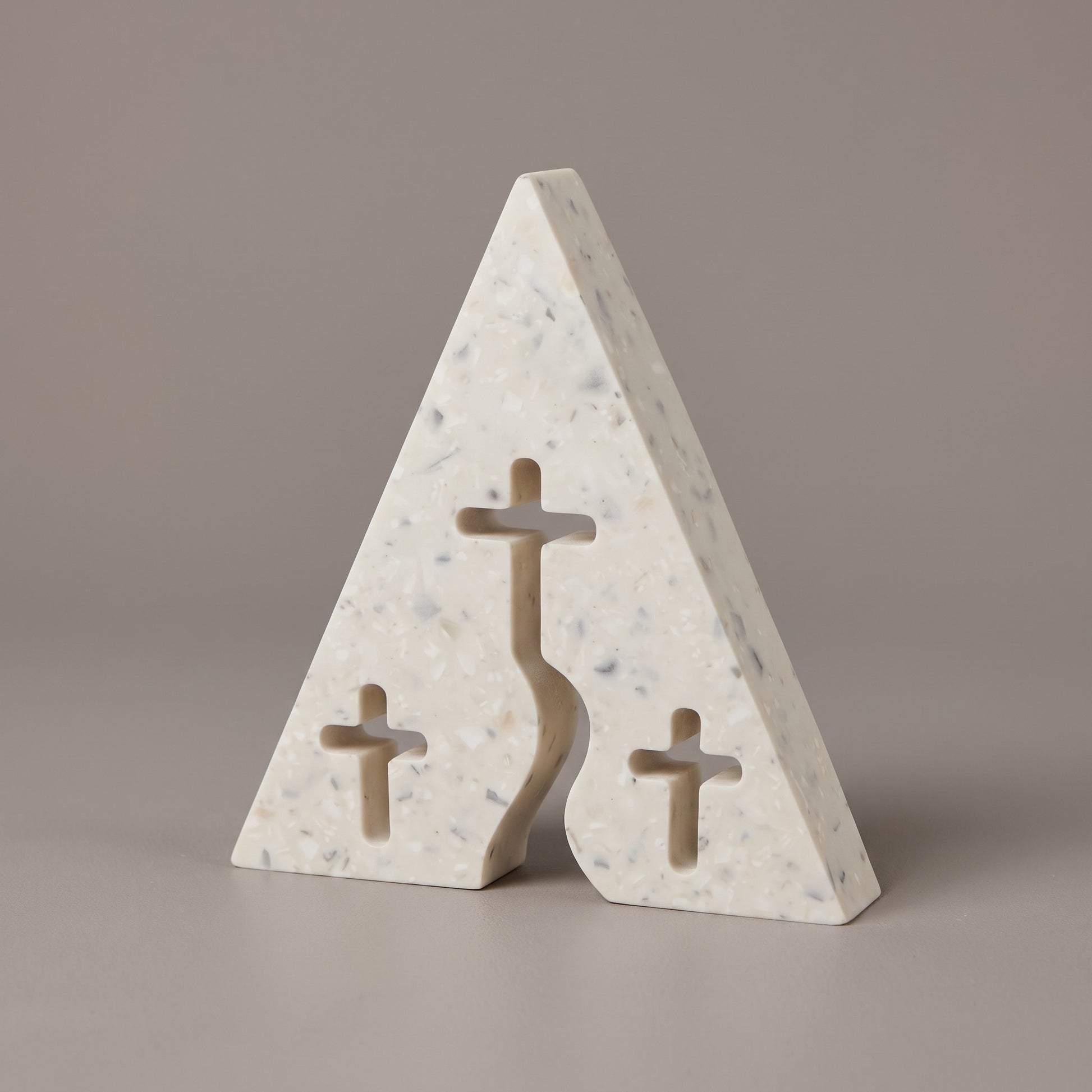 Vue de trois quarts de la décoration triangulaire, épaisseur et croix ajourées