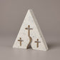 Vue de trois quarts de la décoration triangulaire, épaisseur et croix ajourées