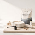 Visuel du sable de bougie La Bougière : sachet 500 g, contenant cannelé, vraie fiole transparente Élixir de Parfum 10 ML, mèches et éteignoir. Inclusions selon le kit ; éteignoir vendu séparément.