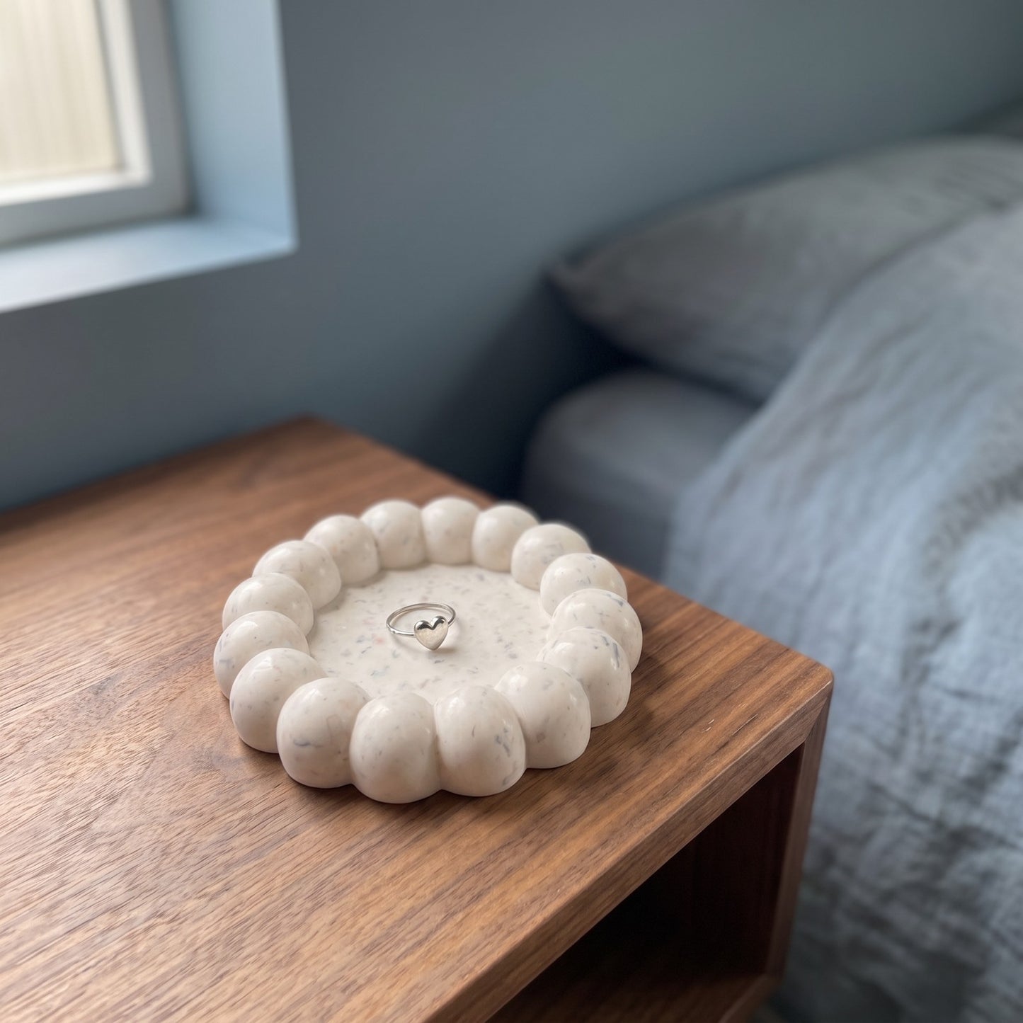 Bubble petit modèle de 13 cm avec bague sur une étagère de chevet en noyer
